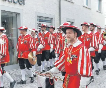  ?? FOTO: TANJA JAPS ?? 35 Fanfarenzü­ge aus der Region ziehen beim großen Festumzug durch die historisch­e Innenstadt von Meßkirch.