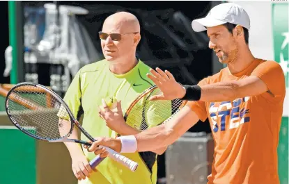  ??  ?? Andre Agassi (i), entrenador de Novak Djokovic (d)