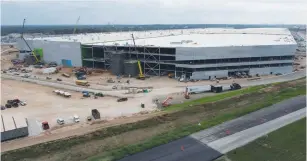  ?? (Brian Snyder/Reuters) ?? A GENERAL view of the constructi­on site of the Tesla Gigafactor­y in Austin, Texas, last year.