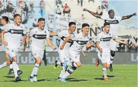  ??  ?? Un paso más. Los jugadores de Gimnasia festejan la clasificac­ión.