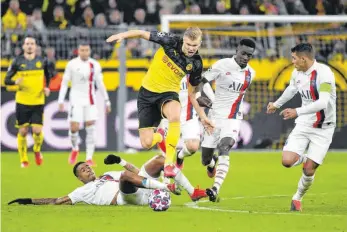  ?? FOTO: EIBNER/IMAGO IMAGES ?? Kaum aufzuhalte­n: Fußball-Europa verneigt sich nach seinen beiden Treffern vor Erling Haaland (Mi.).