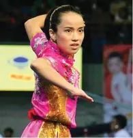  ??  ?? BERSAING: Atlet wushu pelatnas Monica Prancisca saat tampil di Kejurnas Wushu di GOR Among Rogo, Jogjakarta, kemarin.