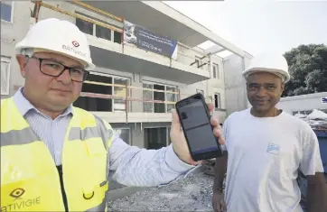  ?? (Photos Patrick Blanchard) ?? À Toulon, quartier Bon-Rencontre. Sur le smartphone de Frédéric Pradal, fondateur de Bâti Vigie, apparaisse­nt les références du salarié, ici un chef de chantier.