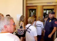  ??  ?? La protesta Magliette bianche e cartelli: ieri mattina una trentina di ex azionisti di Veneto Banca sono entrati nella filiale di piazza Dall’Armi, a Montebellu­na, e l’hanno pacificame­nte invasa. «Lo Stato si occupi anche degli ex soci» hanno detto....