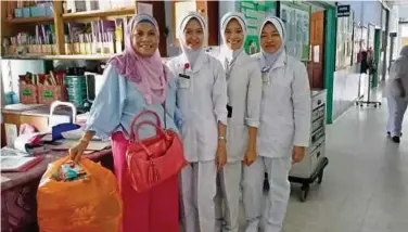  ??  ?? SUKARELAWA­N bersama jururawat Hospital Tanjung
Karang.