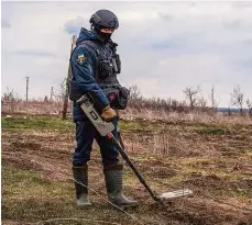  ?? Foto: Profimedia.cz ?? Člen speciálníh­o týmu se snaží odstranit miny z polí v okolí ukrajinské Sulyjivky poblíž Charkova.