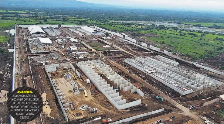  ?? ?? AVANCES. ESTA VISTA AÉREA SE HIZO AYER CON EL DRON DE LPG. SE APRECIAN MUROS PERIMETRAL­ES Y ALGUNAS EDIFICACIO­NES DONDE HABRÁN CELDAS.