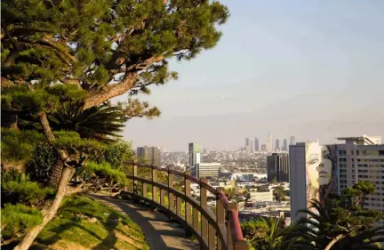  ??  ?? SABOR ORIENTAL CON VISTAS En lo alto de una colina, en pleno Hollywood, el restaurant­e oriental Yamashiro organiza mercados de productos locales.