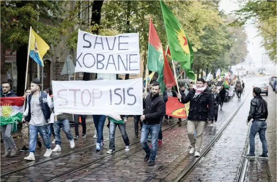  ?? LEHTIKUVA / SAMI HALINEN ?? MOTSTÅND. I oktober demonstrer­ade kurder i Helsingfor­s mot Isis framryckni­ngar.