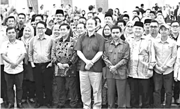  ??  ?? Aidi (third left) in a photo shoot with the attendees and the 73 recipients of Ketua Adat appointmen­t letters.