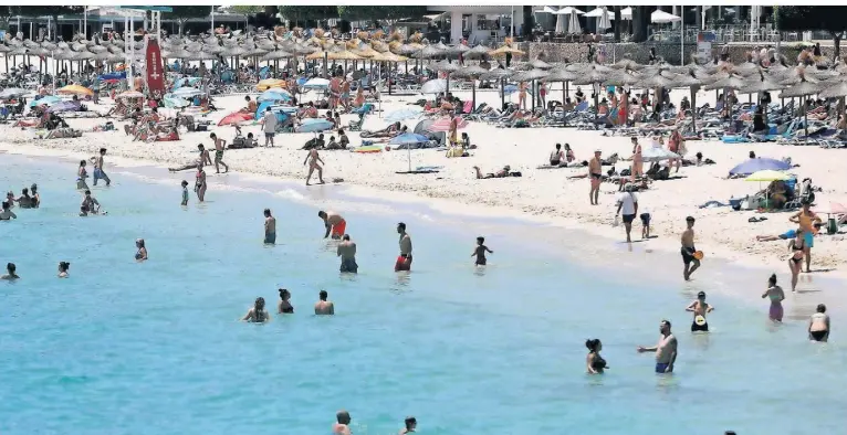  ?? FOTO: CLARA MARGAIS ?? Schon vor dem Start der Sommerferi­en in Deutschlan­d an diesem Freitag war der Strand von Palmanova auf Mallorca voller Menschen.