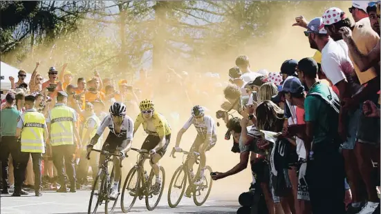  ?? PETER DEJONG / AP ?? Egan Bernal tira de Thomas y Froome, los líderes del Sky, mientras parte del público les abuchea, ayer en el Alpe d’Huez