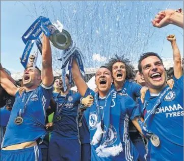  ?? GETTY IMAGES ?? Chelsea skipper John Terry (centre) celebrates with teammates after lifting the Premier League trophy on Sunday.