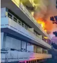  ?? Foto: Berufsfeue­rwehr ?? Die Flammen schlugen meterhoch aus dem Gebäude.