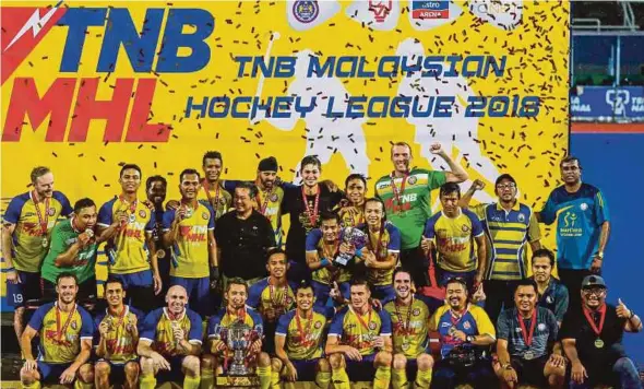  ?? PIC BY LUQMAN HAKIM ZUBIR ?? Universiti Kuala Lumpur’s players and officials with the TNB Cup at the National Hockey Stadium yesterday.