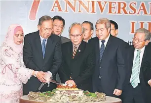  ??  ?? SELAMAT ULANG TAHUN: Adenan dan Jamilah memotong pulut kuning sebagai meraikan ulang tahun pertamanya sebagai Ketua Menteri Sarawak.
