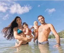  ?? BRUNO BARONI ?? Família. Filipinho com a mulher Ananda e os dois filhos