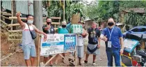  ??  ?? To support those impacted by the Covid-19 public health crisis, ARC distribute­d relief packs to several barangays (villages) in Antipolo City.