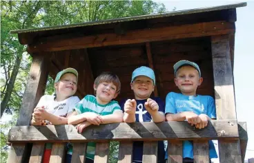  ?? FOTO: MARCEL HILBERT ?? Tristan, Raphael, Thore und Tim (von links) sahen sich am Dienstag im Dornaer Kindergart­en Am Negisbach wieder.