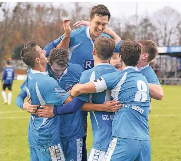  ?? FOTO: HORSTMÜLLE­R ?? Berechtigt­er Jubel: Der SC West feiert das 3:0 durch Andrej Hildenberg (Mitte).