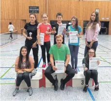  ?? FOTO: PRIVAT ?? Zufriedene Badmintons­pieler: (h.v.l.) Nelly Rehm, Viktoria Kempel, Lukas Rehberger, Romy Stührmann, Julia Kempel (v.v.l.) Sabrina Frick, Fabian Schwiebert, Franca Schlaich.