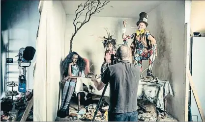  ?? PIRELLI ?? Imagen de la realizació­n de una de las fotos del calendario, con Tim Walker de espaldas en primer término