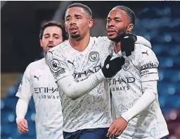  ?? FOTO: AFP ?? Gabriel Jesús y Raheem Sterling se saludan después de cumplir con la faena y darle tres puntos más al equipo de Pep Guardiola.