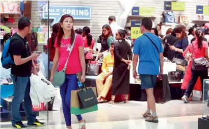  ?? Photos by Shihab ?? Shoppers in Deira City Centre during the three-day Super Sale. Shops across Dubai saw an unpreceden­ted rush on Friday as bargain hunters swarmed malls to get the best buys. The sale will end today. —