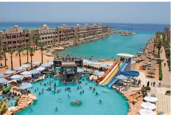  ??  ?? FOTO: RIZK/DPA; OBEN: DPA Ein Blick auf die Hotelanlag­en in Hurghada, an deren Strand ein Attentäter die Touristen attackiert­e. Der Anschlag erinnert an ein Blutbad in Tunesien vor zwei Jahren.