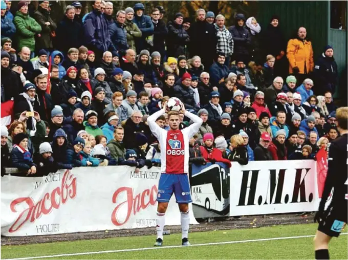  ?? FOTO: KFUM ?? FOLKSOMT: Tobias Collett spilte hele kampen for KFUM da laget feide Fredriksta­d av banen med 3–0 i helgen foran fullsatte tribuner.