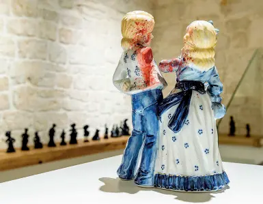  ??  ?? Due opere di Dario Agrimi esposte alla Galleria Cattedrale di Conversano (Coppietta di amanti e Nazareno improbabil­e)