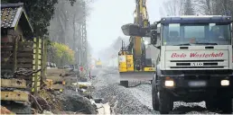  ?? BILD: Torsten von Reeken ?? Laufen parallel zum Hagelmanns­weg: Schotterar­beiten der Deutschen Bahn.