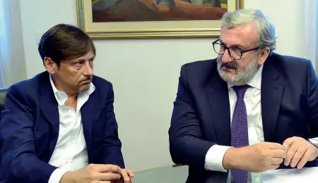  ??  ?? Duello nel Pd Il senatore Dario Stefàno, ex assessore della giunta Vendola, con il governator­e Michele Emiliano che propone primarie lampo