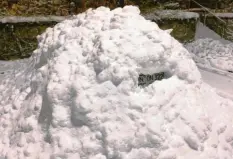  ?? Foto: jsto ?? War hier nicht ein Auto geparkt? In Pfaffenhau­sen musste der Eigentümer dieses Wagens erst einmal die Schneescha­ufel auspacken, bevor er losfahren konnte.