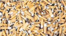  ?? FOTO: IMAGO IMAGES ?? Weltweit werden Billionen Zigaretten­stummel im Jahr achtlos weggeworfe­n und schaden der Natur.