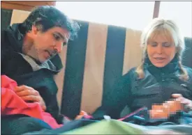  ??  ?? ESCONDIDOS. Ignacio Castro Cranwell y Karina Rabolini fueron sorprendid­os en La Angostura, donde la pareja esquió hace una semana.
