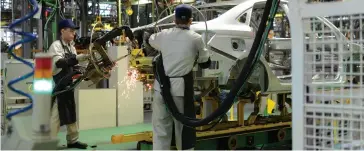  ?? FOTO SHUTTERSTO­CK ?? Producător­ii de mașini se confruntă cu o lipsă de cipuri care sunt folosite pentru a construi vehicule moderne