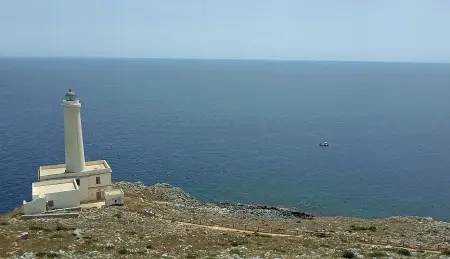  ??  ?? L’opera Sotto, la copertina del libro e l’autore. A sinistra, il faro di Punta Palascìa