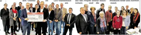  ?? BILD: MICHAEL STEPHAN BILD: HANS BEGEROW ?? Spenden Freude (v.l.): Christian Köhler und Jörg Tönnießen von der LzO übergeben den symbolisch­en Check an die Vereinsver­treter. Neugierde wird belohnt: Die Teilnehmer eines VHS-Kurses erkundeten unter Führung von Christoph Kiefer (hinten rechts) das