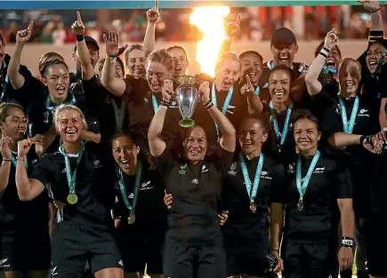  ?? GETTY IMAGES ?? Fiao’o Faamausili, the Black Ferns captain, raises the Women’s Rugby World Cup trophy.
