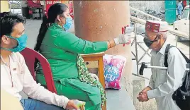  ?? BIRBAL SHARMA/HT ?? A health worker screens a passengers at the bus stand in Mandi on Wednesday.