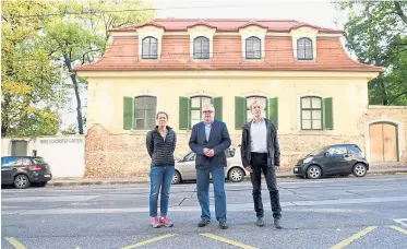  ?? Clemens Fabry ?? Die Anrainer Maria Wachter, Hellmut Schneider und Ralf Bock (v. l.) protestier­en gegen das Wirtshaus, den Umbau und das Fällen der Bäume – sie befürchten, dass Verkehr und Lärm hier Einzug halten könnten.