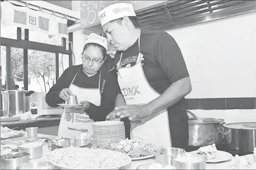  ?? Fotos LaJornada ?? Chefs realizan los preparativ­os en el comedor comunitari­o de la prepa Ignacio Manuel Altamirano, en Magdalena Contreras