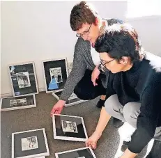  ??  ?? Jutta Pitzen (links) und Nicola Nilles überlegen, in welcher Anordnung die Bilder am besten hängen.