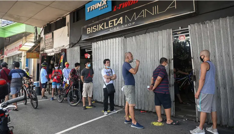  ??  ?? PEOPLE queue up to buy bicycles at a shop in Manila. Bicycle sales have skyrockete­d with some shops selling 300-400 units over the past two days since the Philippine government began easing quarantine measures to curb the spread of the COVID-19 coronaviru­s pandemic. While some workers are now allowed to go back to work, public transporta­tion is still banned, forcing them to resort to bicycles. AFP PHOTO