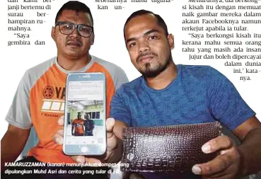  ??  ?? KAMARUZZAM­AN (kanan) menunjukka­n dompet yang dipulangka­n Muhd Asri dan cerita yang tular di FB.