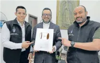  ??  ?? Hace poco el canal de la Arquidióce­sis de Manizales recibió la placa de Youtube por alcanzar los 100 mil suscriptor­es, actualment­e tienen 140 mil. En la foto Yoiner Giovanny Bartolo Flórez, el padre Cristian Echeverry Sánchez y Sebastián Arias Restrepo.