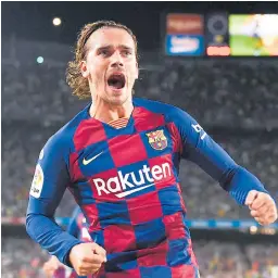  ??  ?? El delantero francés de Barcelona, Antoine Griezmann, celebra después de marcar su primer gol con el Barcelona.