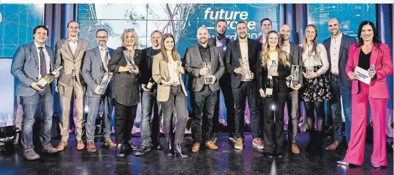  ?? ?? Alle Gewinnerin­nen und Gewinner des diesjährig­en futurezone Awards auf der Bühne. In acht Kategorien wurden Start-ups, Projekte und Ideen ausgezeich­net