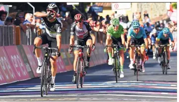  ?? (Photo Epa/Maxppp) ?? Depuis le départ, l’Orléanais (maillot vert) a tenté sa chance à trois reprises.